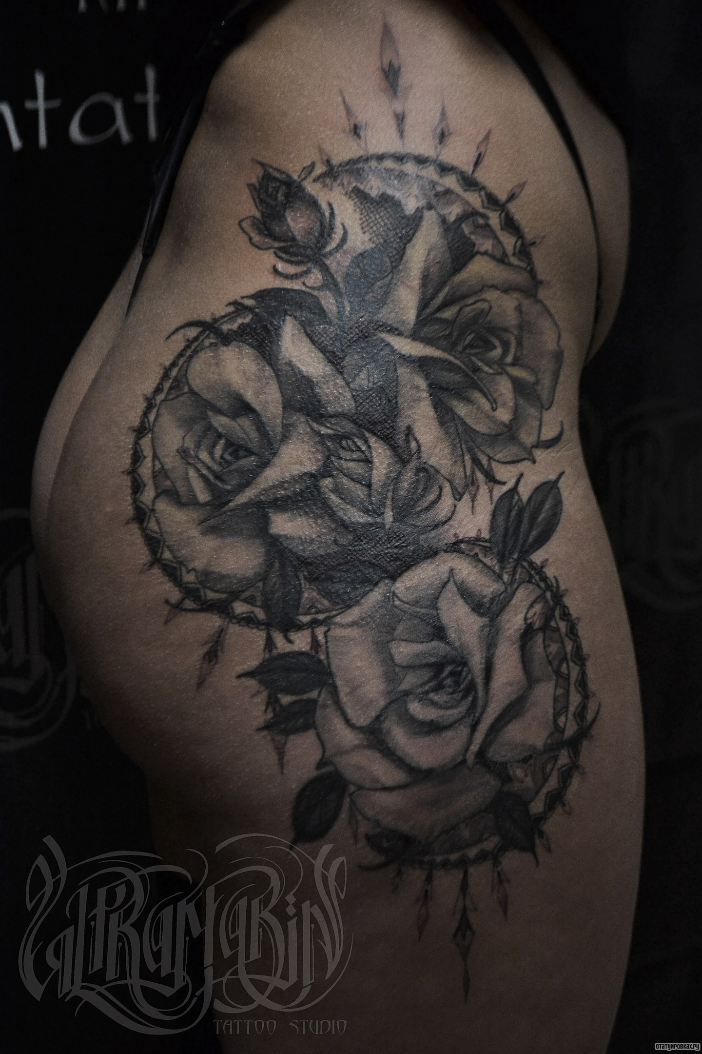 Фотография татуировки под названием «Розы с узорами»