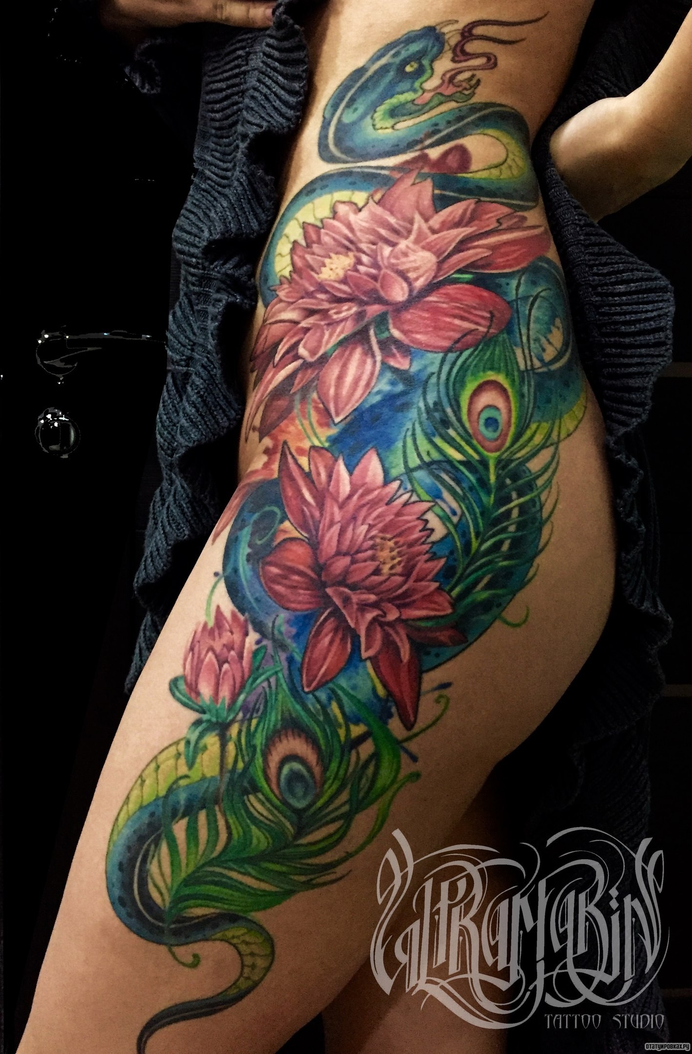 Фотография татуировки под названием «Лотосы и змея с павлиным пером»