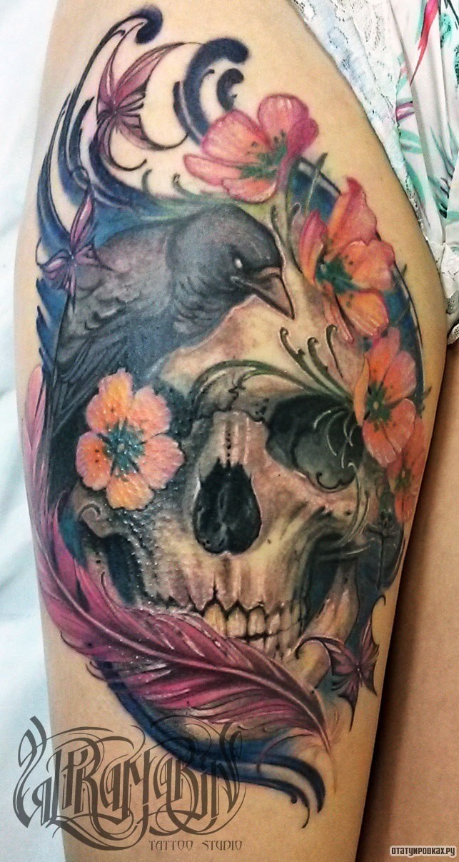 Фотография татуировки под названием «Ворон, череп, цветы»