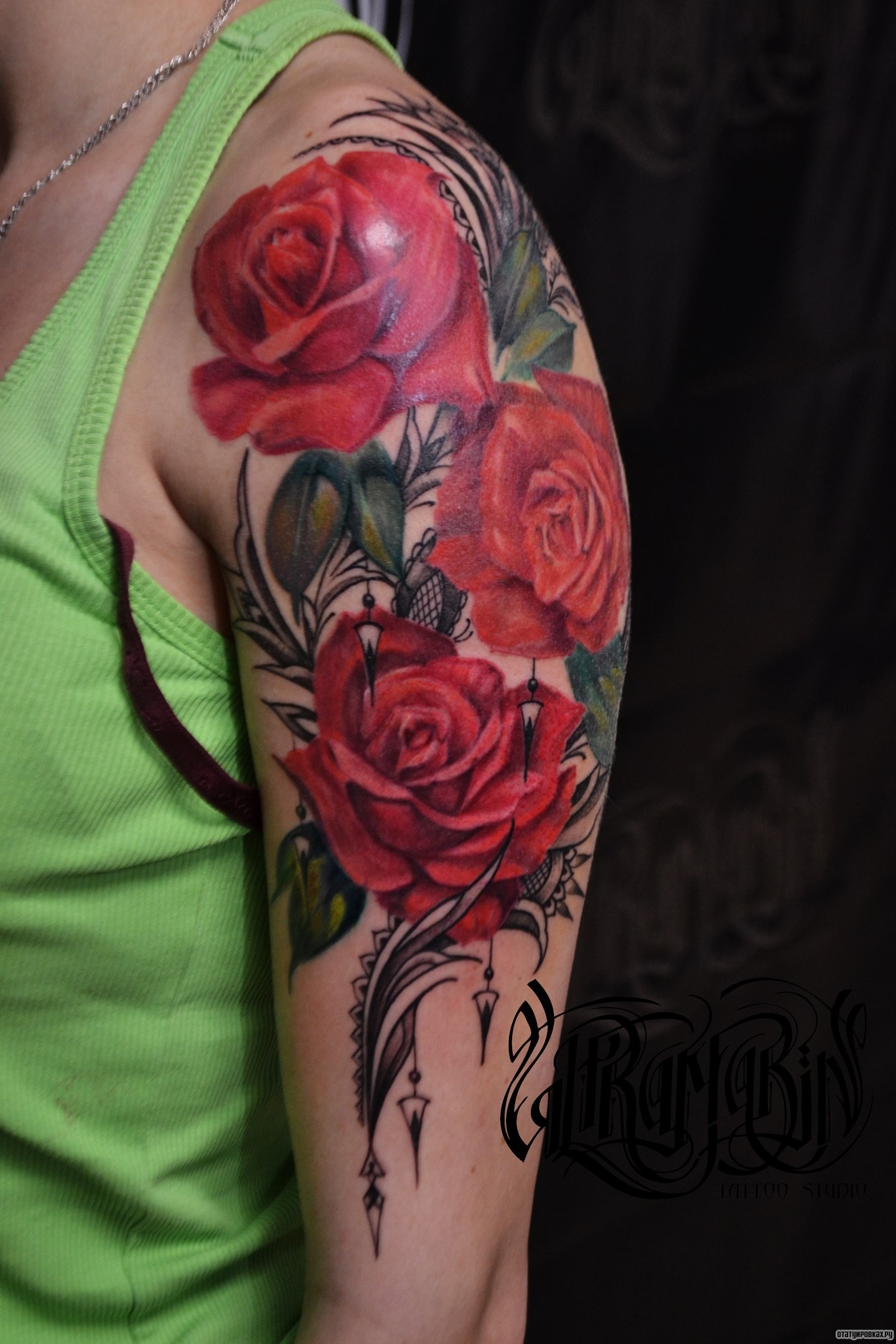 Фотография татуировки под названием «Три розы с узорами»