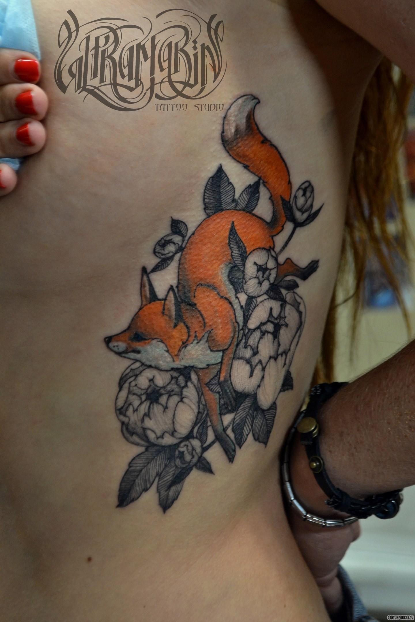 Фотография татуировки под названием «Лиса в пионах»