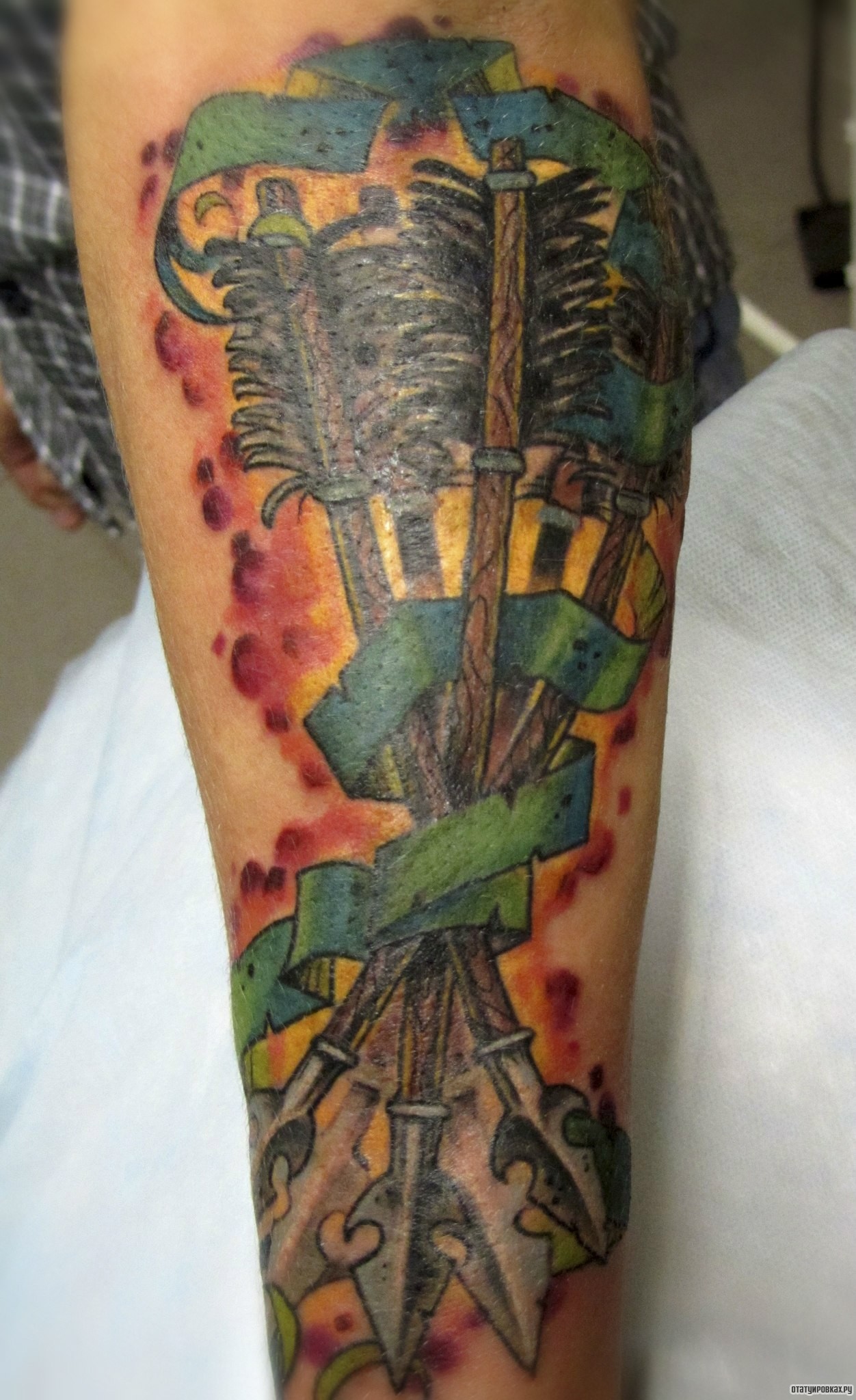 Фотография татуировки под названием «Стрелы в ленте»