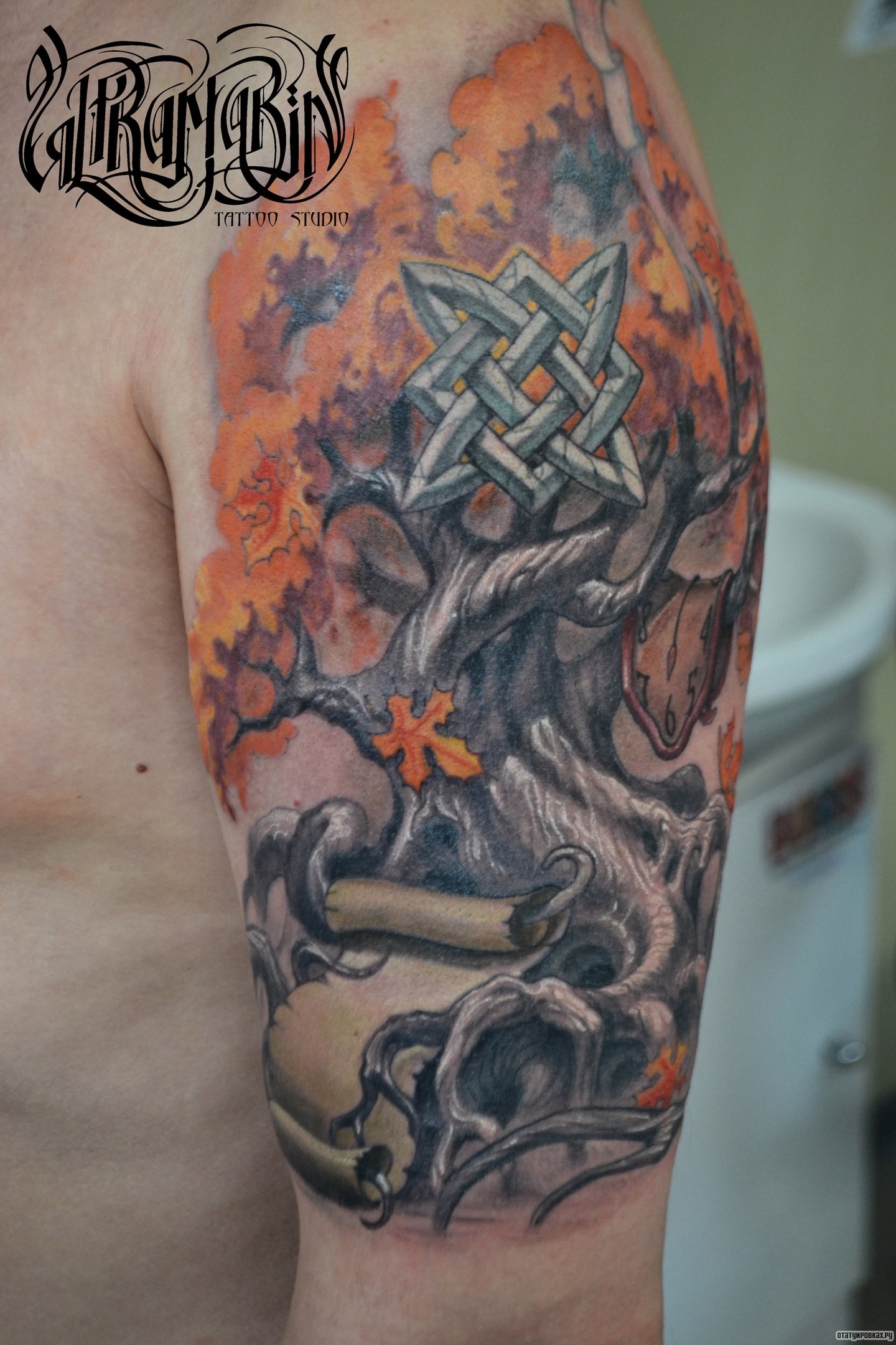 Фотография татуировки под названием «Дерево и кельтский узор»