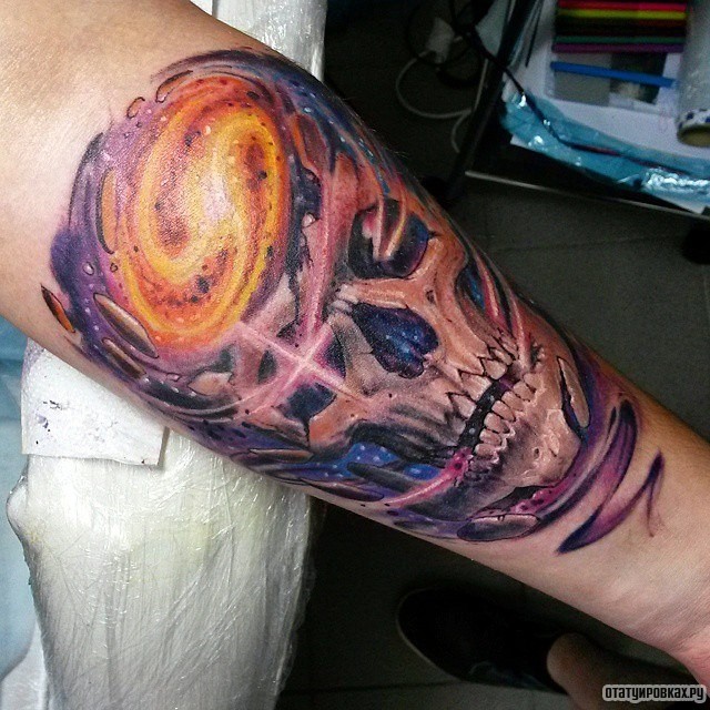 Фотография татуировки под названием «Череп и вселенная»