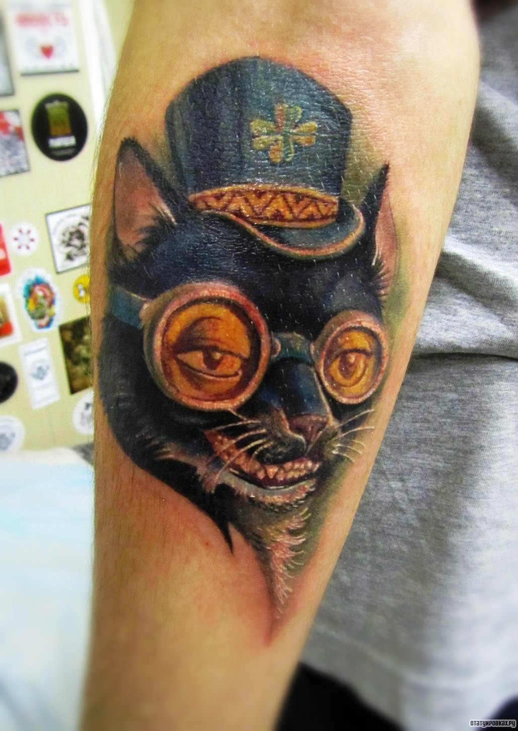 Фотография татуировки под названием «Кот в шляпе и очках»