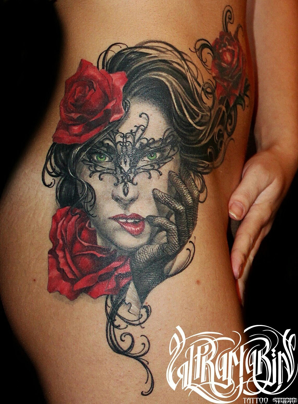 Фотография татуировки под названием «Лицо девушки с розами»
