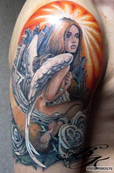 Фотография татуировки под названием «Девушка с крыльями на фоне города»
