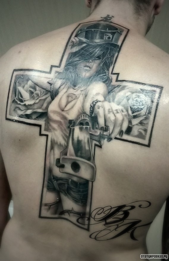 Фотография татуировки под названием «Девушка с пистолетом в кресте чикано»