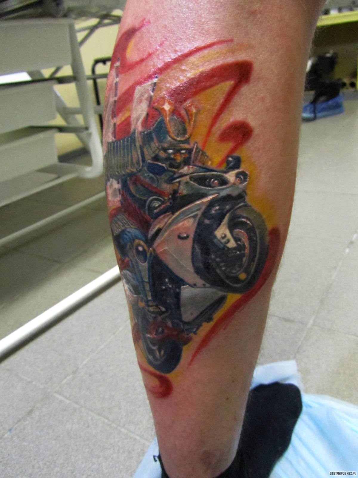 Фотография татуировки под названием «Байкер на заднем колесе»