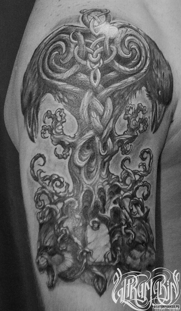Фотография татуировки под названием «Дерево в кельтских узорах»
