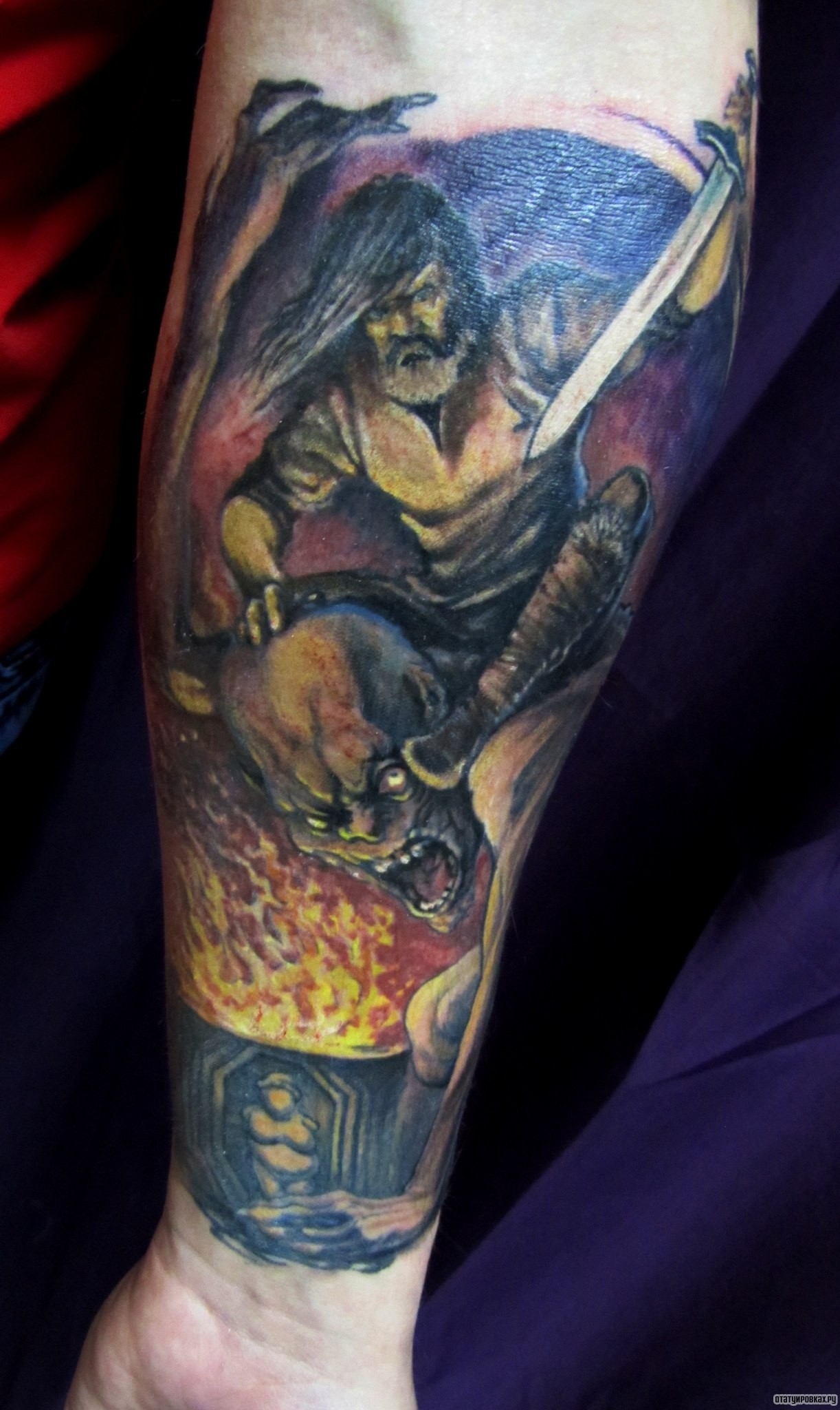 Фотография татуировки под названием «Человек с мечом и череп над огнем»