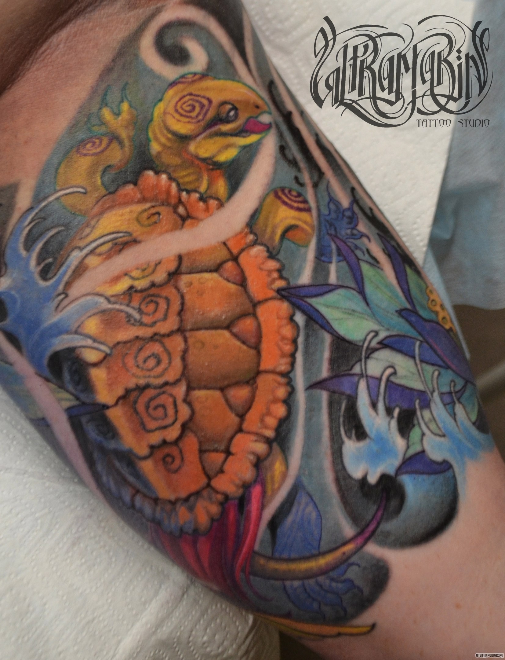 Фотография татуировки под названием «Черепаха и лотос»