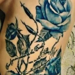 Тату синие розы с надписью