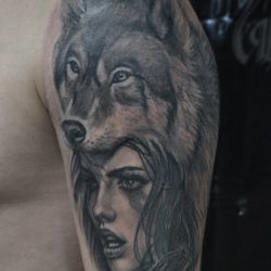 Волк на голове девушки