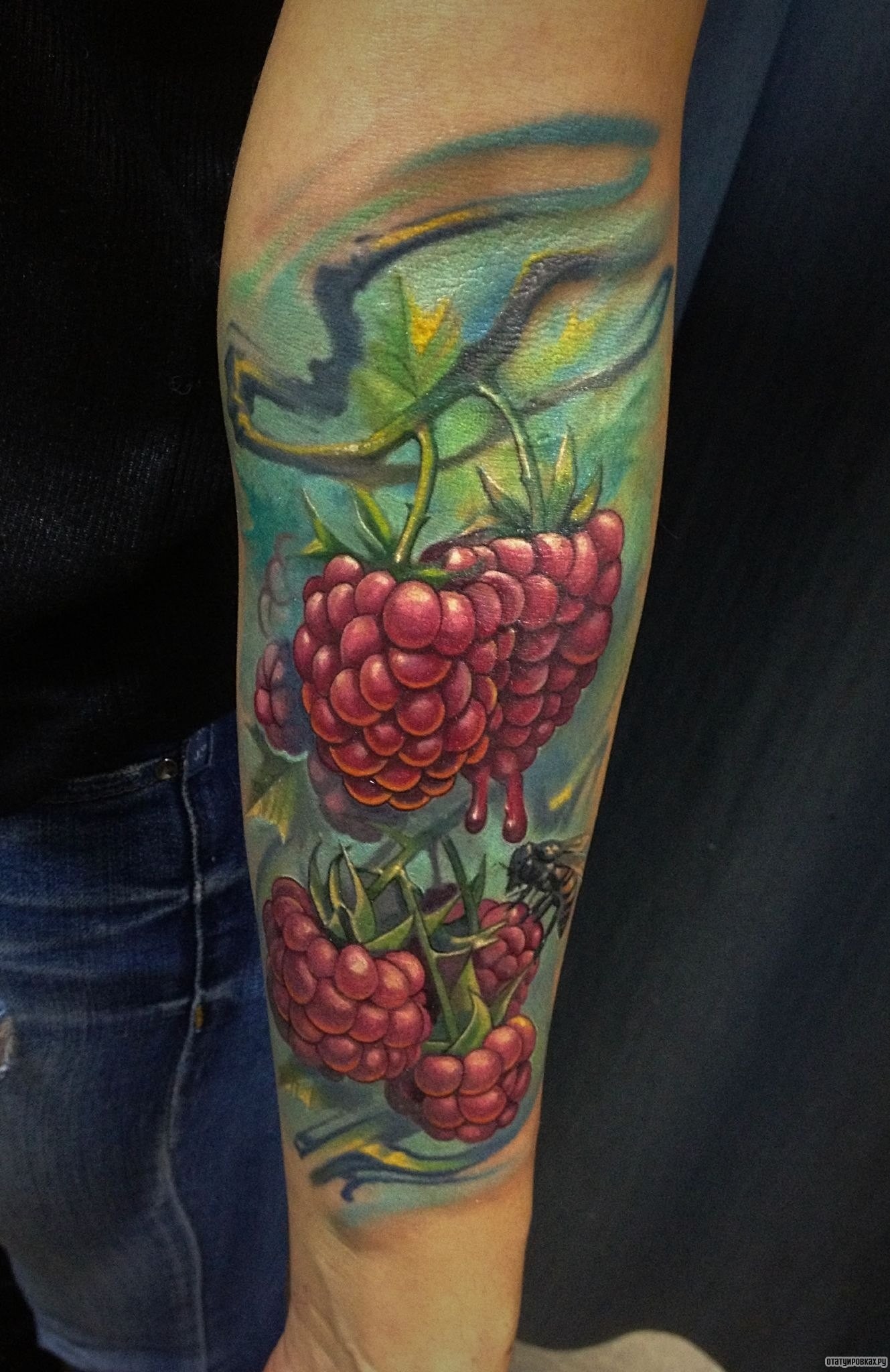 Фотография татуировки под названием «Ягоды малины с пчелой»