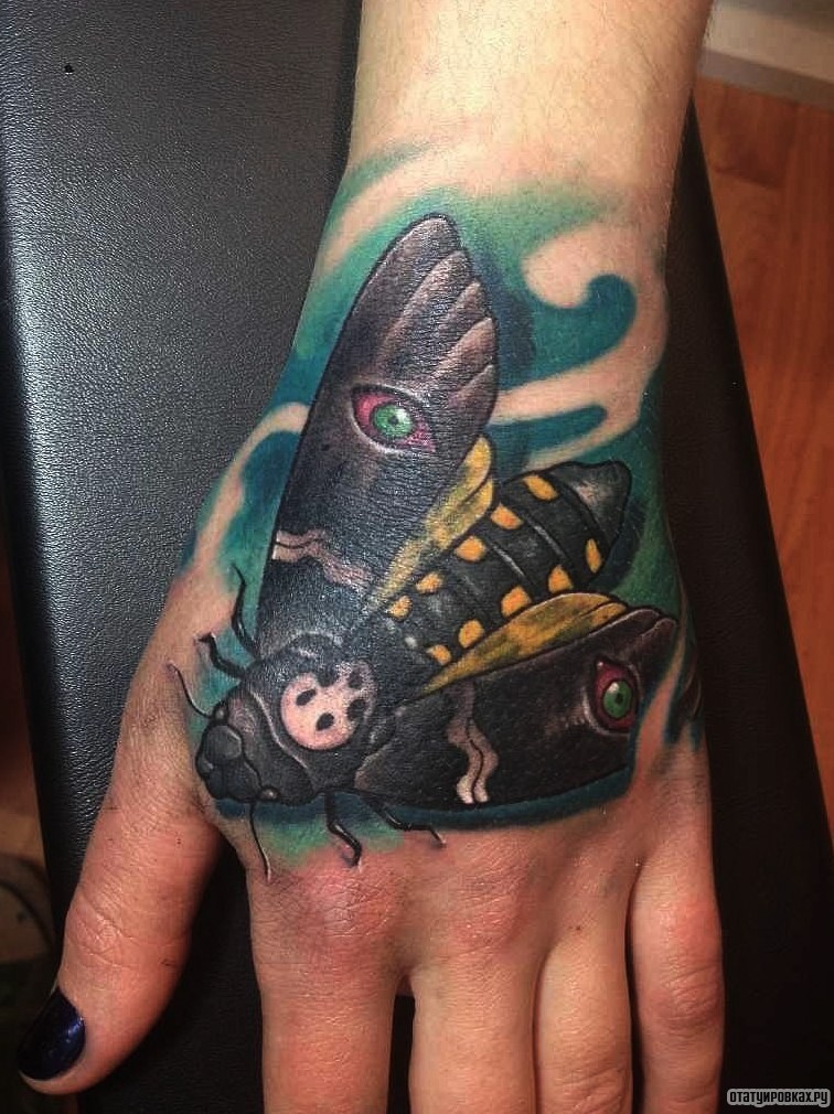 Фотография татуировки под названием «Летающий жук, мотылек с глазами на крыльях»