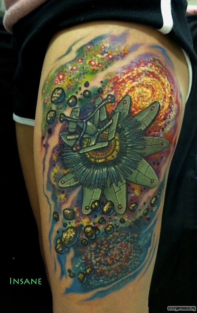 Фотография татуировки под названием «Летающая тарелка в виде мандалы в космосе»
