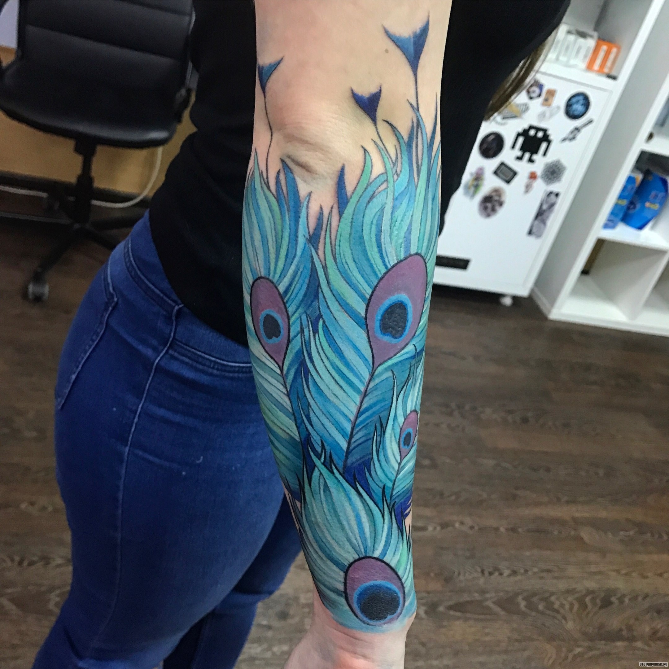 Фотография татуировки под названием «Голубые павлиные перья»