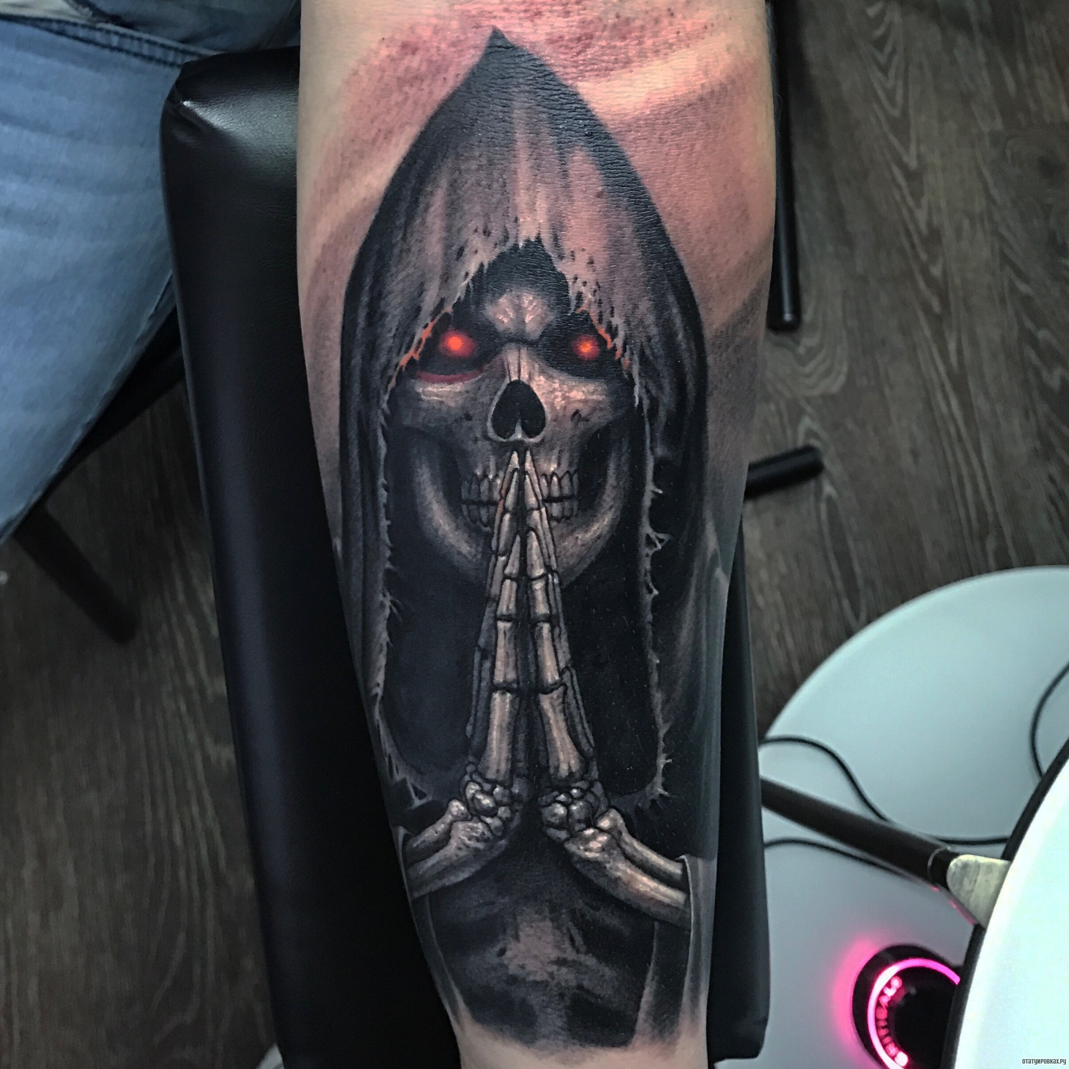 Фотография татуировки под названием «Скелет в плаще»