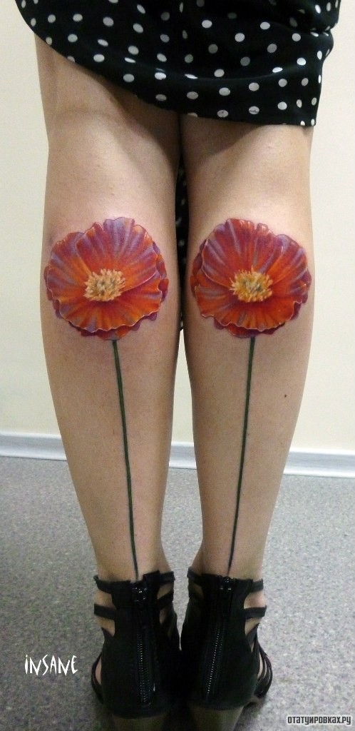 Фотография татуировки под названием «Два цветка мака»