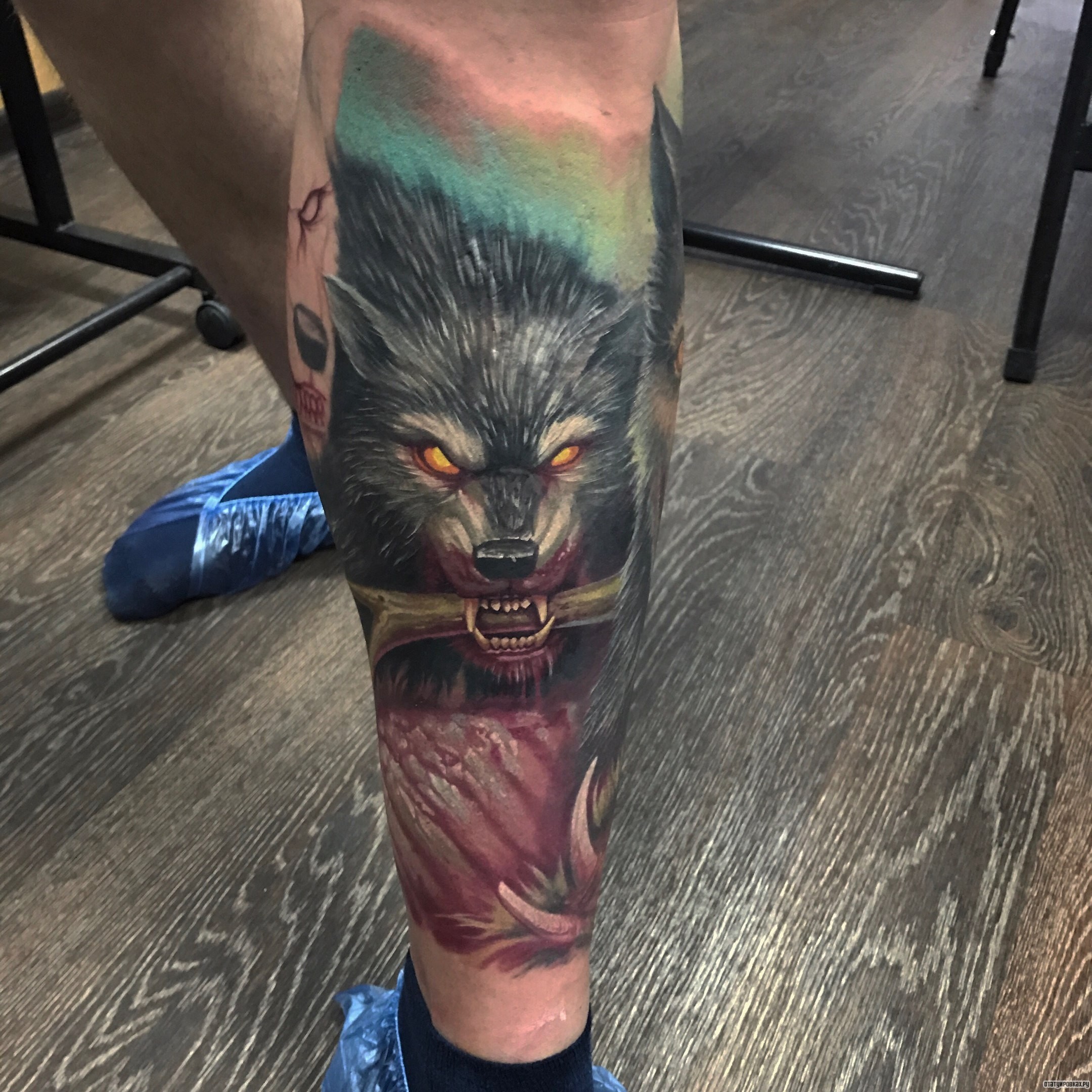 Фотография татуировки под названием «Волк с костью в зубах»