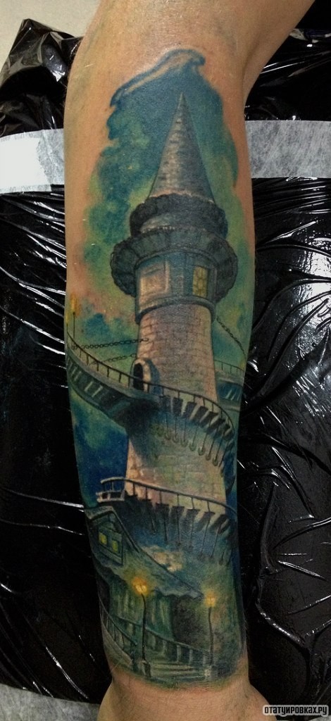 Фотография татуировки под названием «Башня с лестницами»