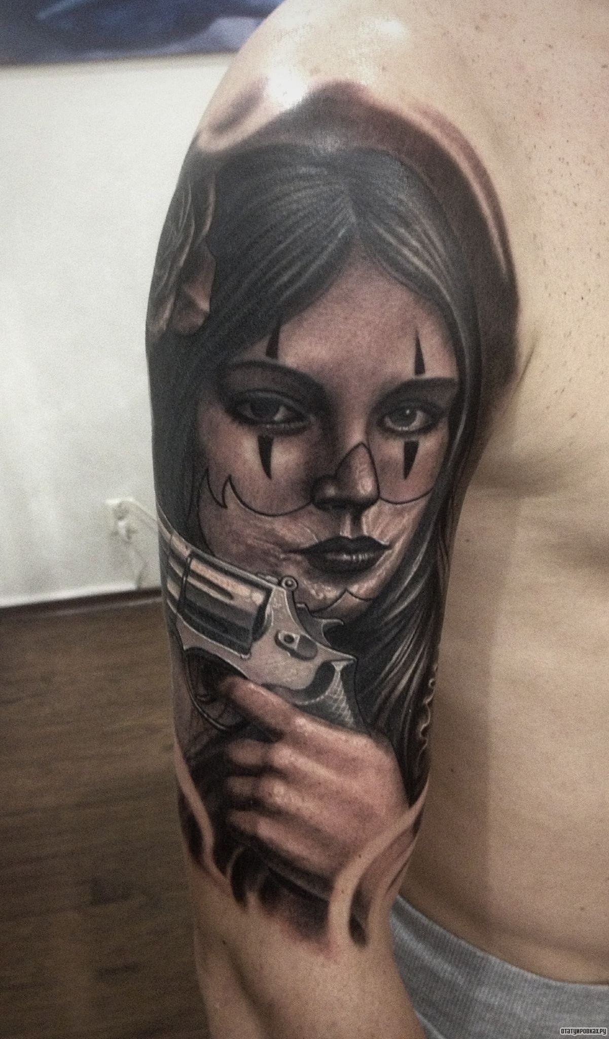 Фотография татуировки под названием «Девушка с пистолетом чикано»