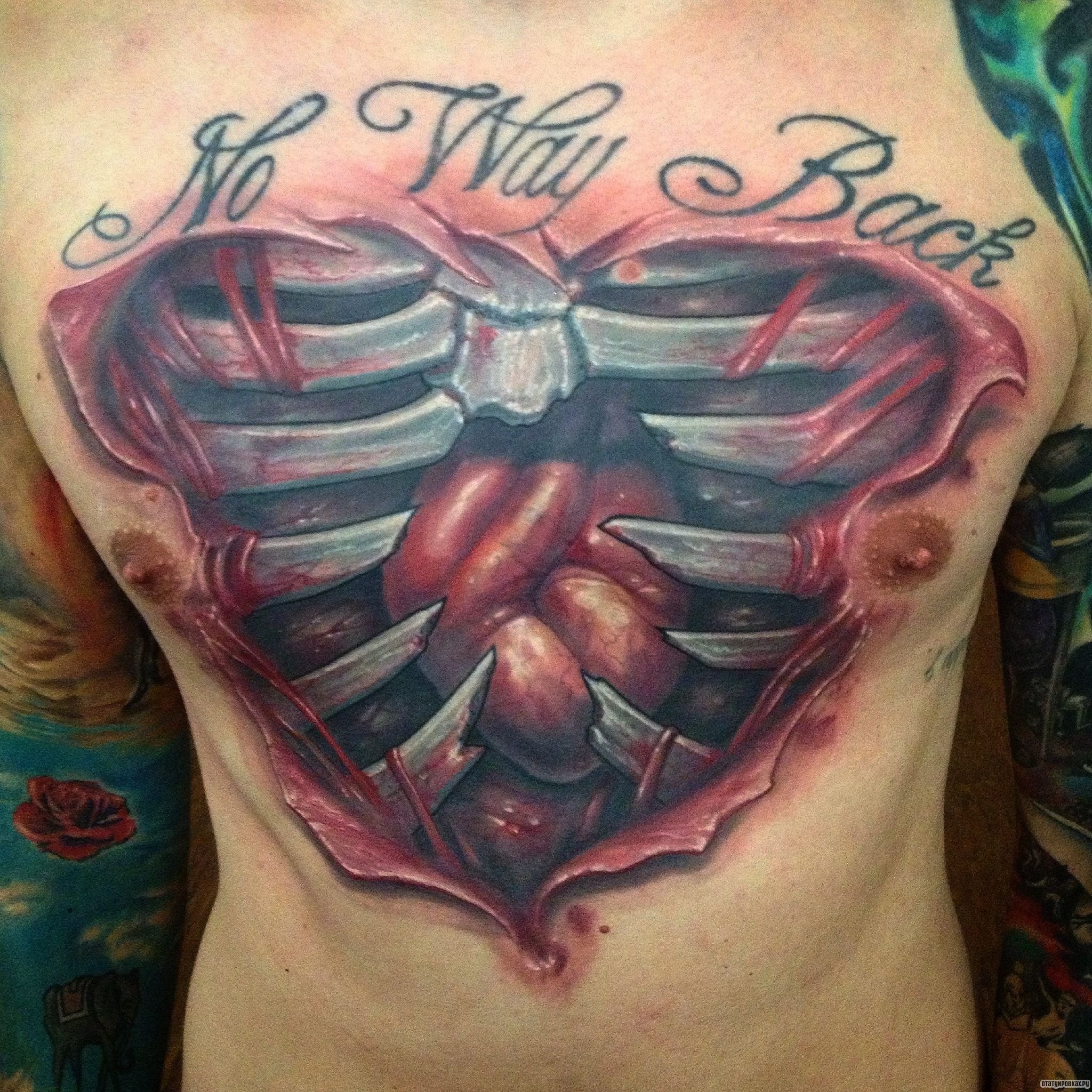 Фотография татуировки под названием «Сердце под ребрами»