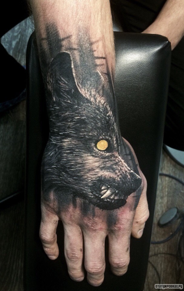 Фотография татуировки под названием «Клыки волка в ночи в лесу»