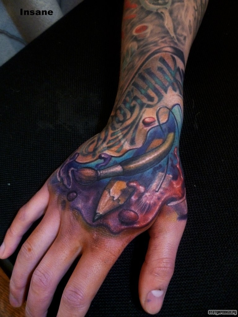Фотография татуировки под названием «Кисточка и карандаш»