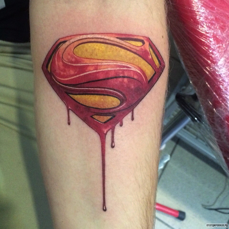 Фотография татуировки под названием «Значок супермена»