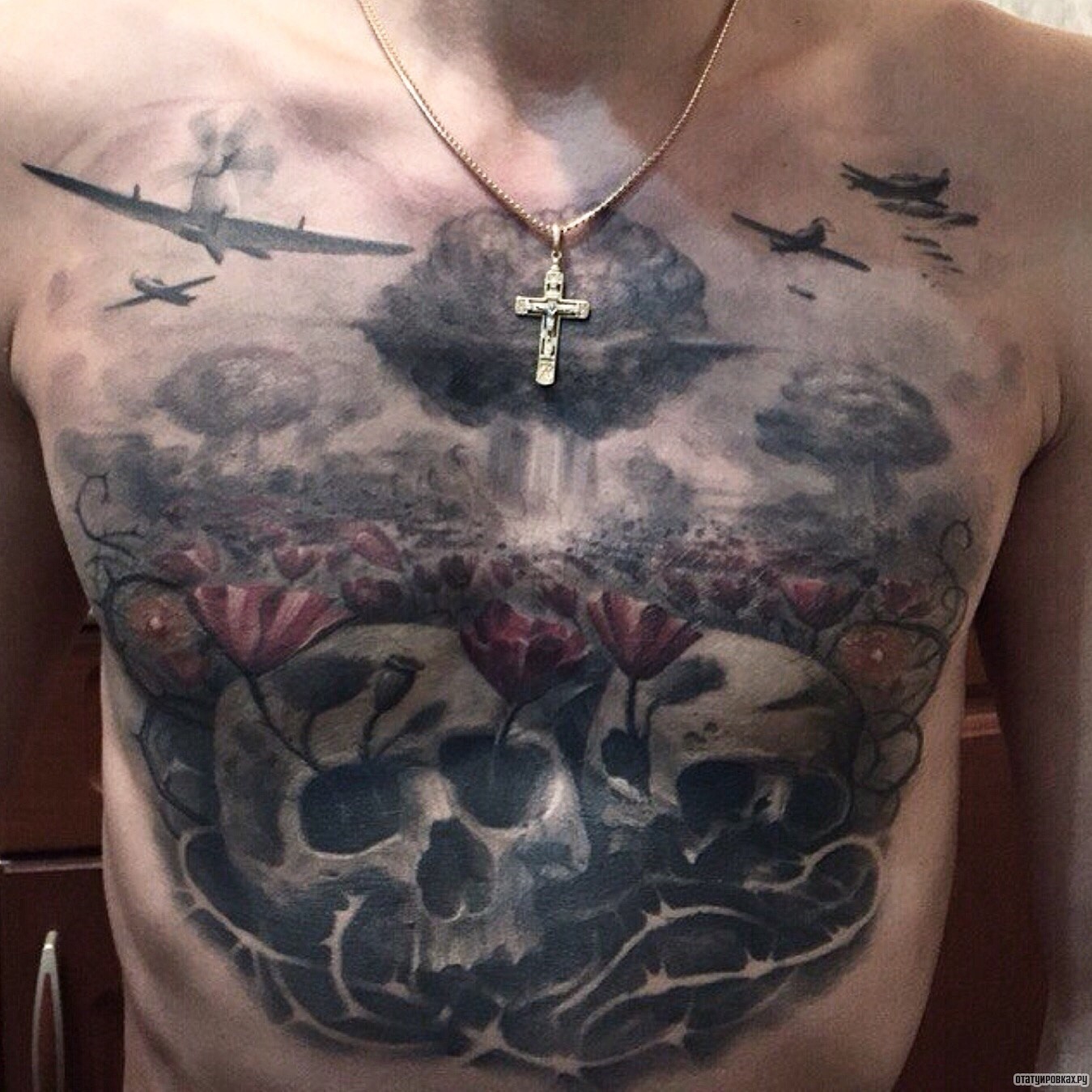 Фотография татуировки под названием «Самолеты на фоне черепов и маков»