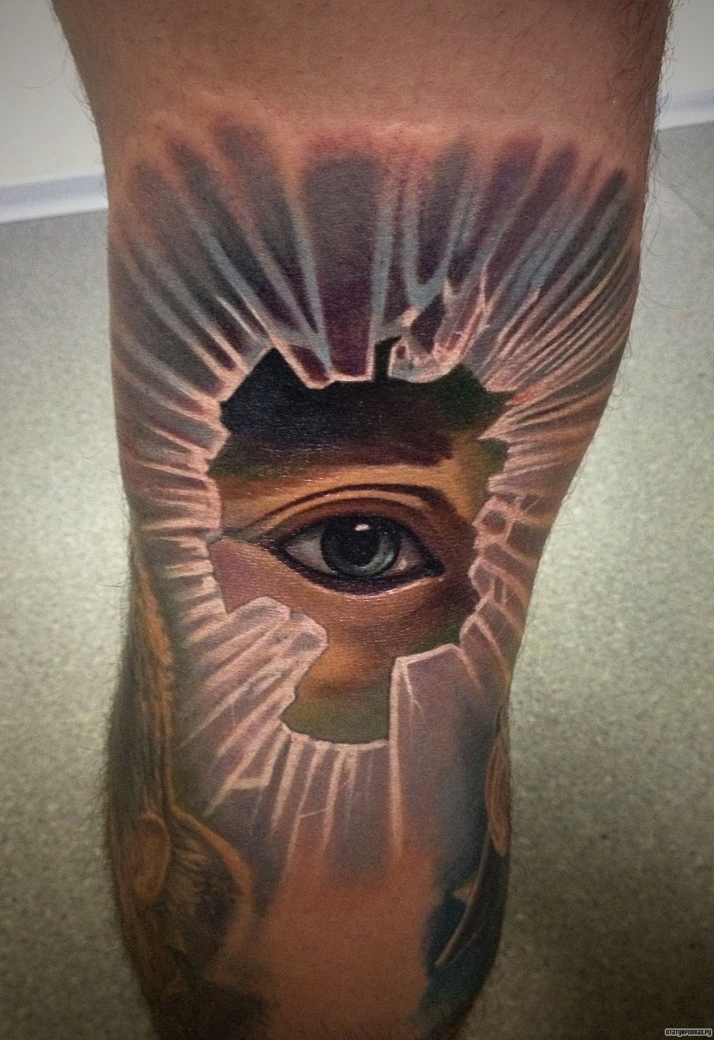 Фотография татуировки под названием «Глаз в разбитом стекле»