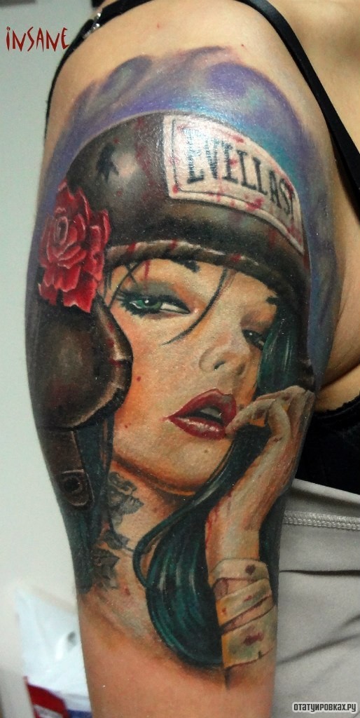Фотография татуировки под названием «Девушка с головном уборе с розой»