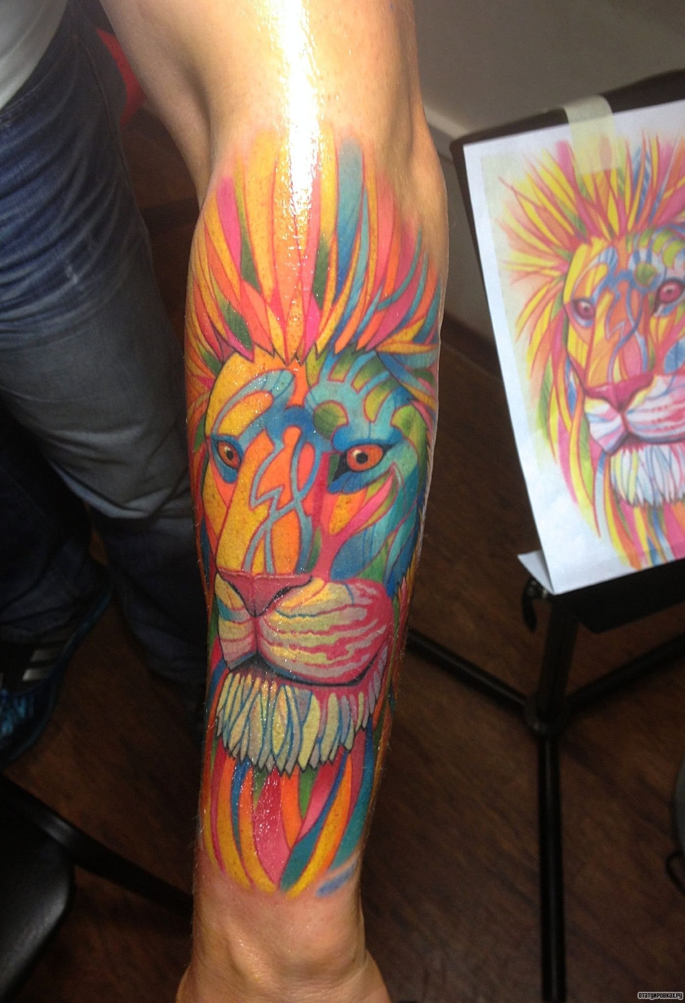 Фотография татуировки под названием «Красочный лев»