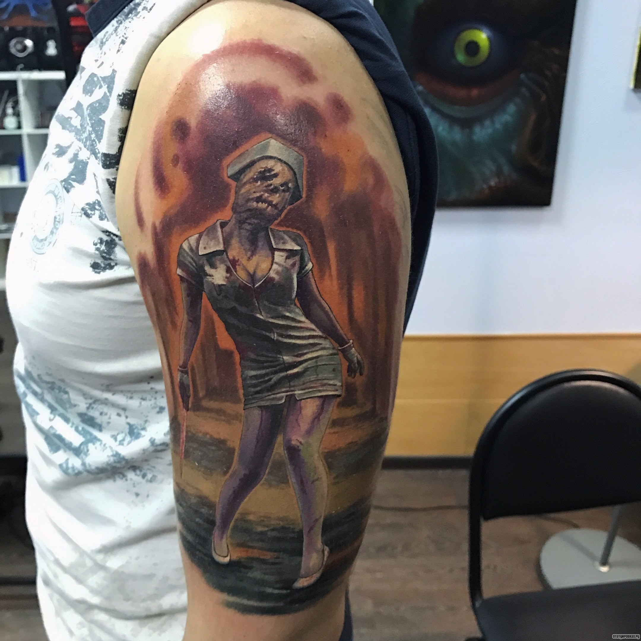 Фотография татуировки под названием «Девушка медсестра зомби»