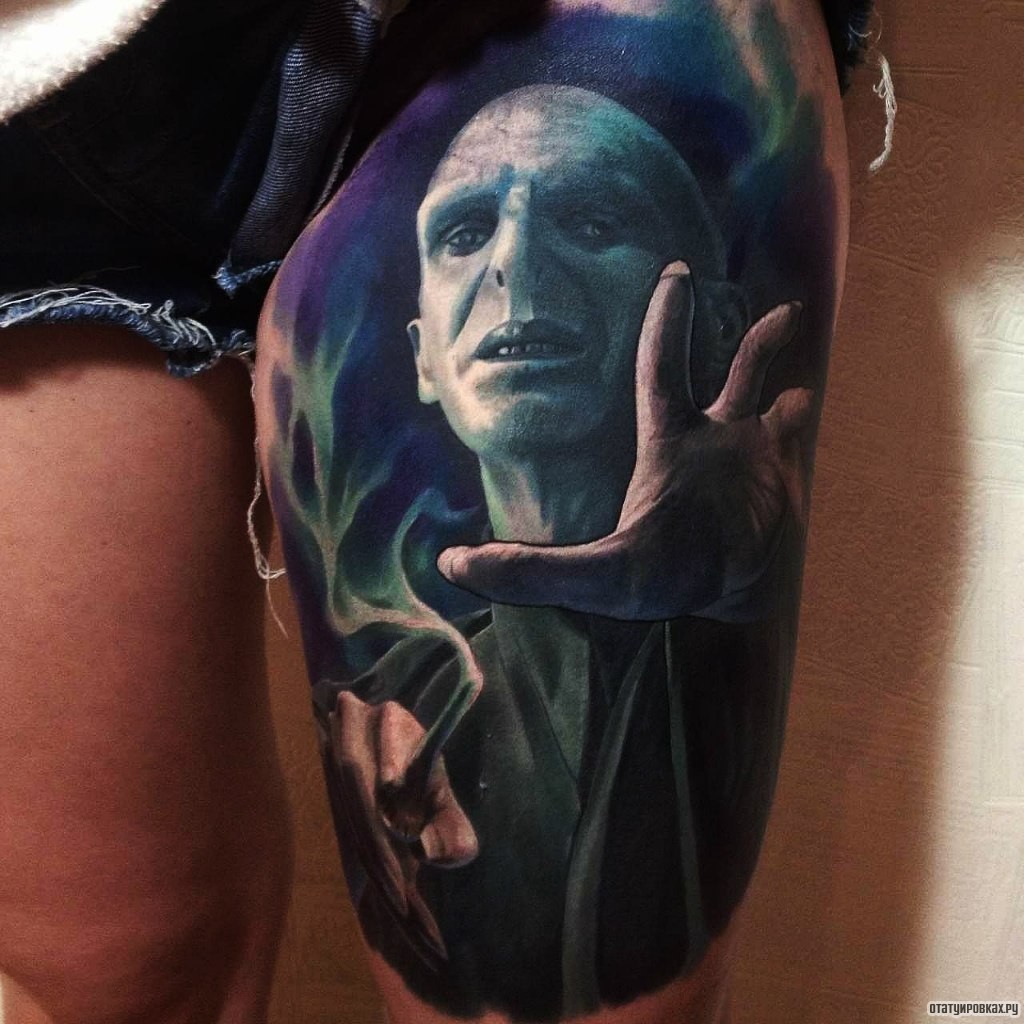 Фотография татуировки под названием «Человек тянет руку»