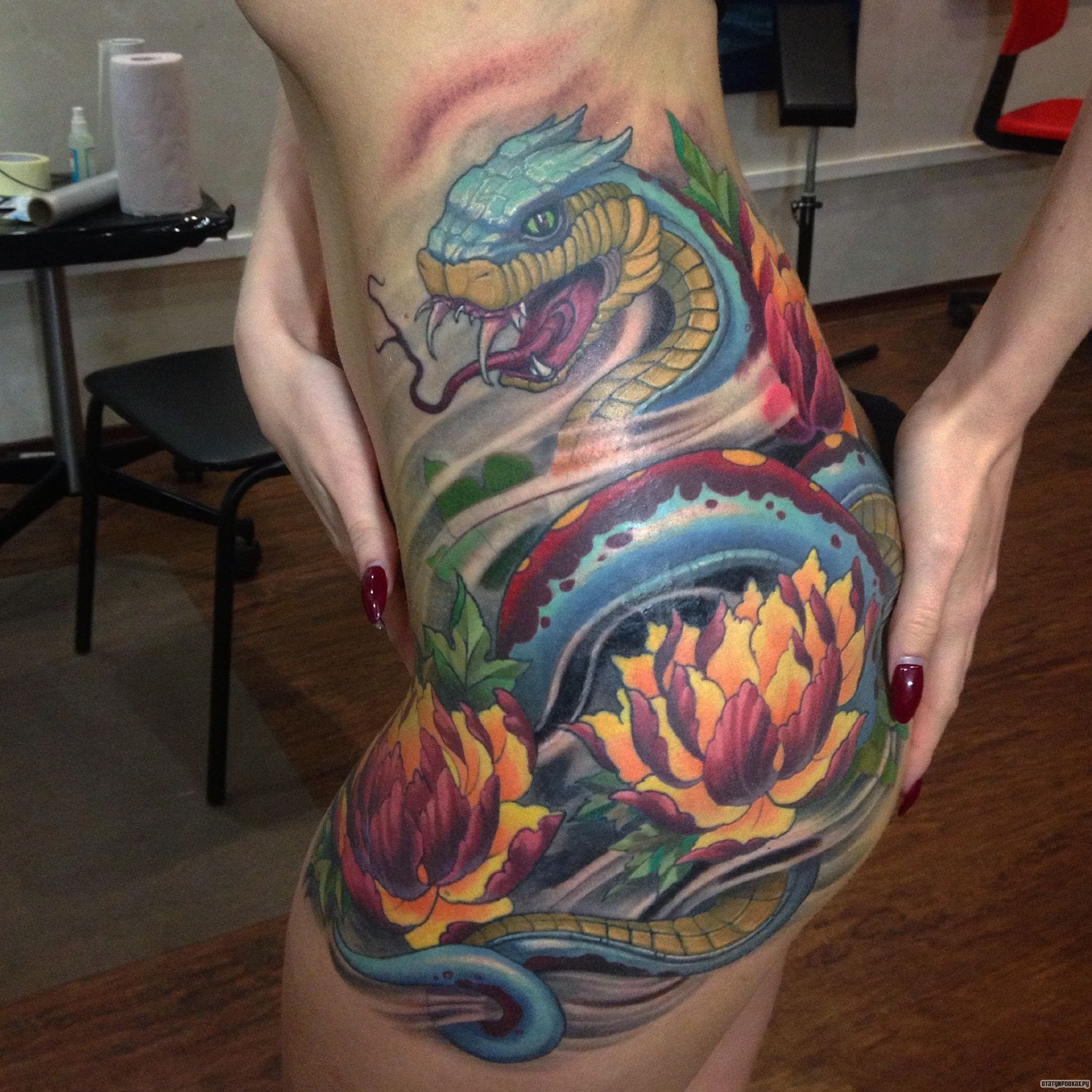 Фотография татуировки под названием «Дракон и два лотоса»