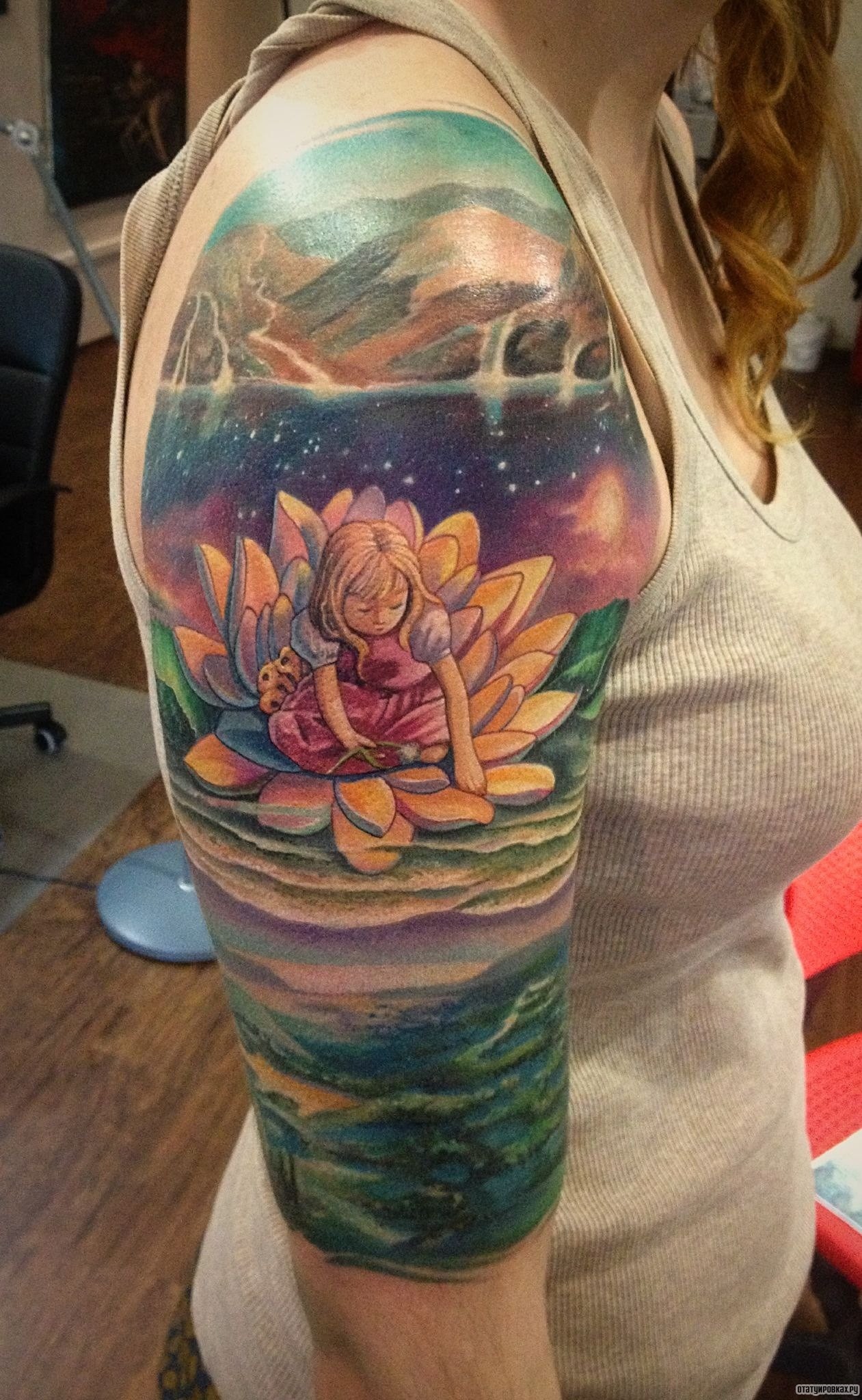 Фотография татуировки под названием «Девочка в кувшинке в лотосе на фоне гор»