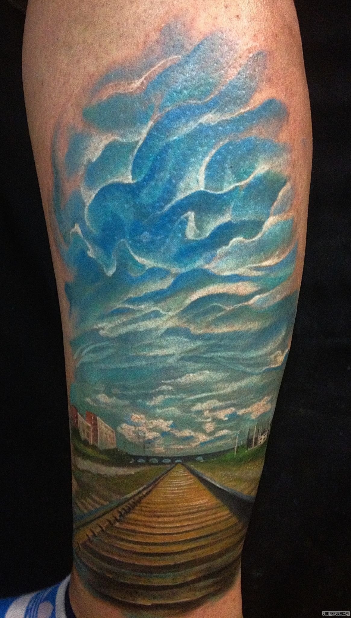 Фотография татуировки под названием «Рельсы и небо»