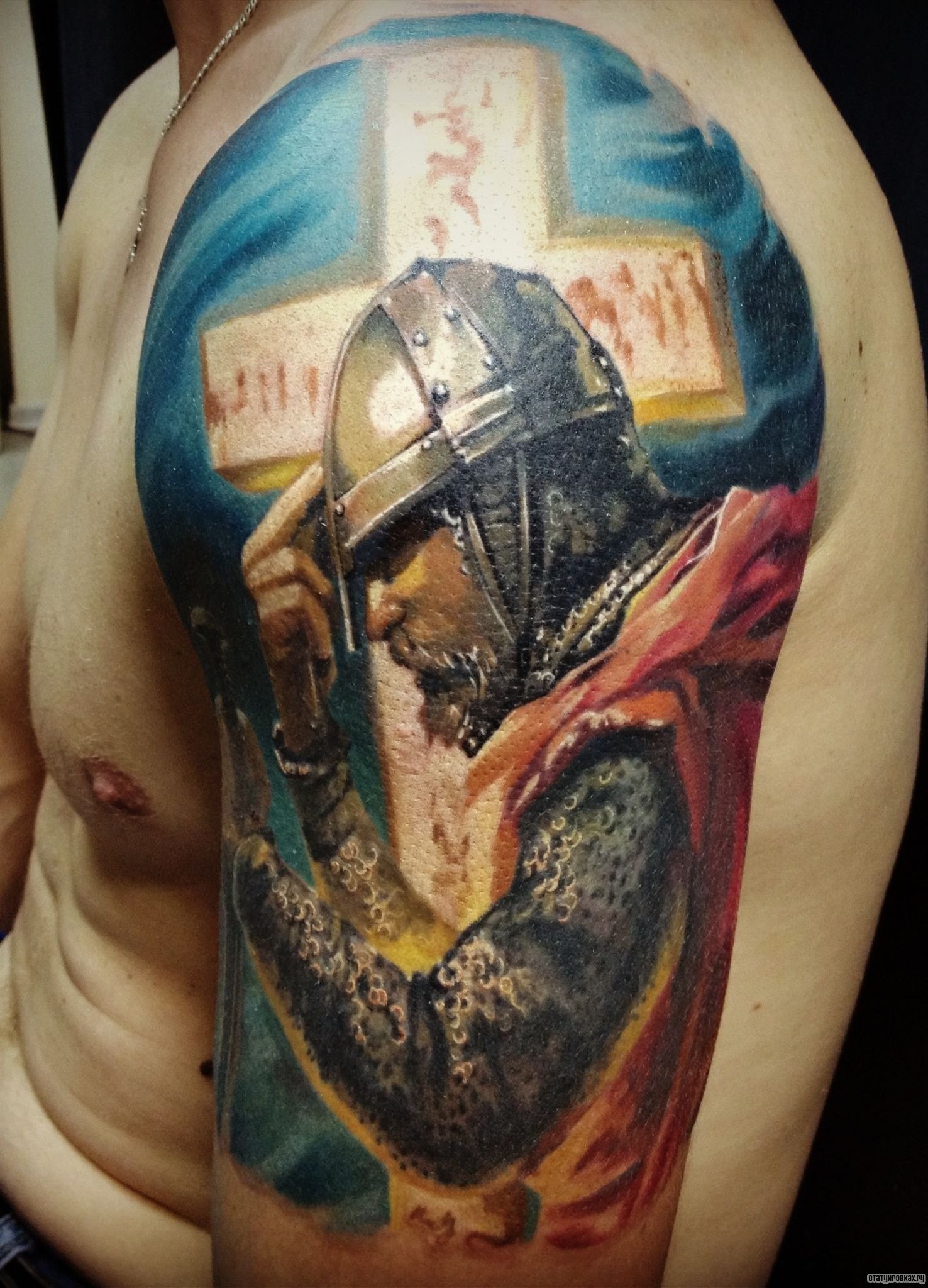 Фотография татуировки под названием «Человек несет крест»