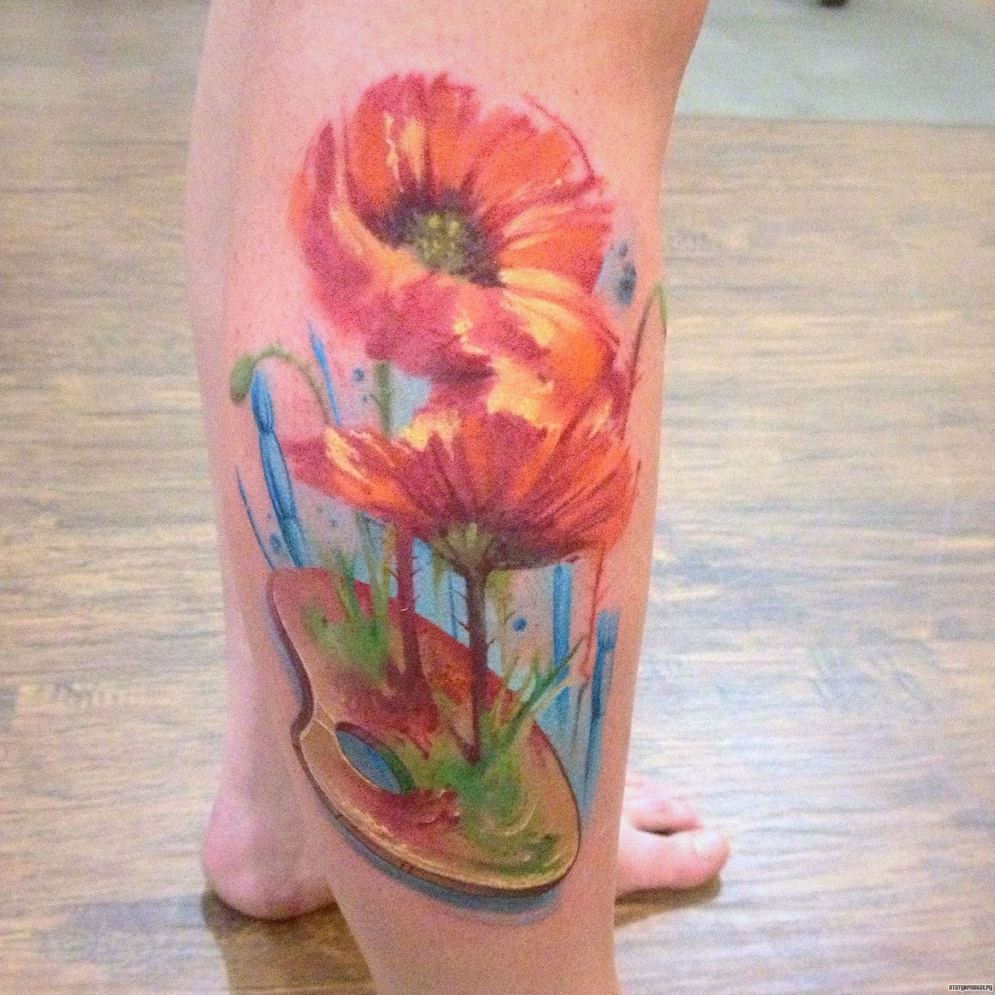 Фотография татуировки под названием «Цветы мака с палитрой»