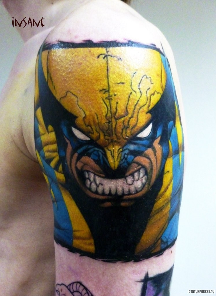 Фотография татуировки под названием «Желто-синий супергерой»