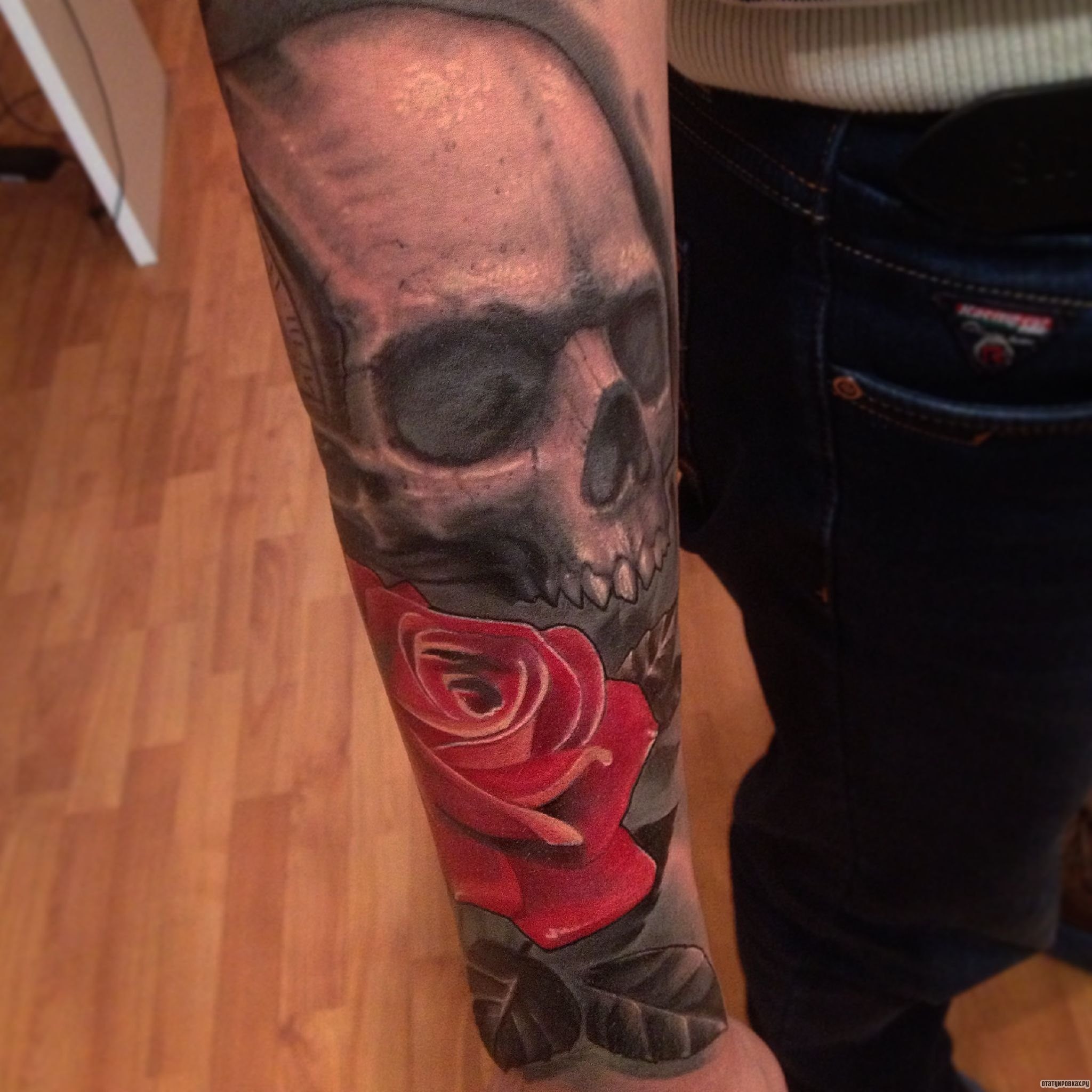 Фотография татуировки под названием «Череп и роза»