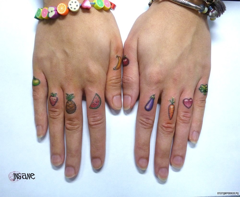 Фотография татуировки под названием «Фрукты и овощи на пальцах»