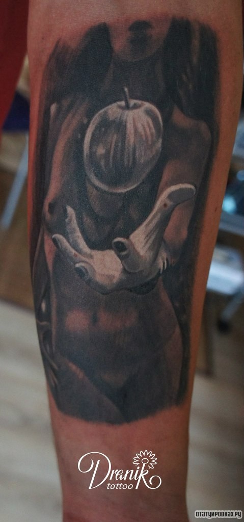 Фотография татуировки под названием «Рука подкидывает яблоко»