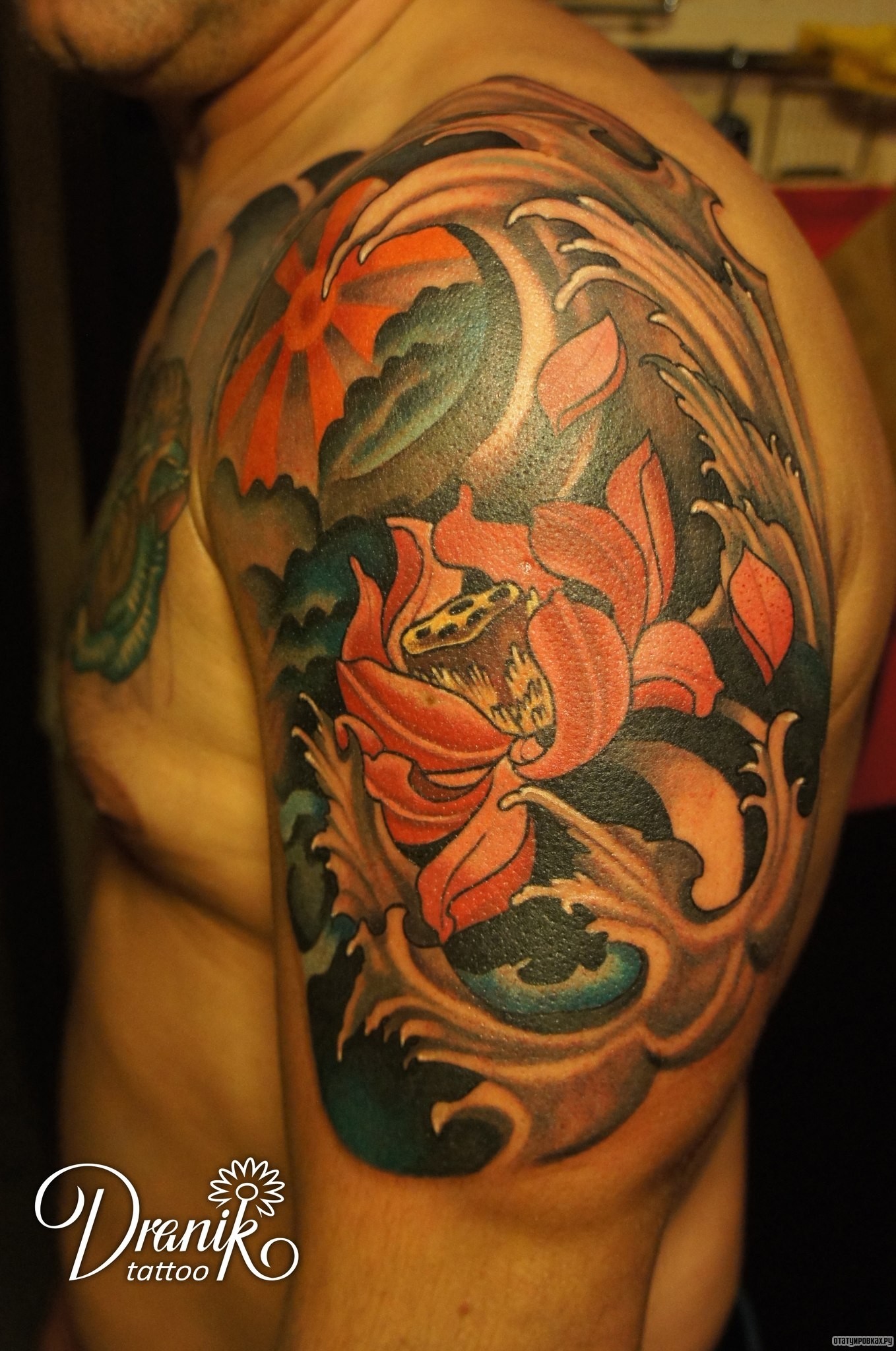 Фотография татуировки под названием «Японский лотос в волнах»
