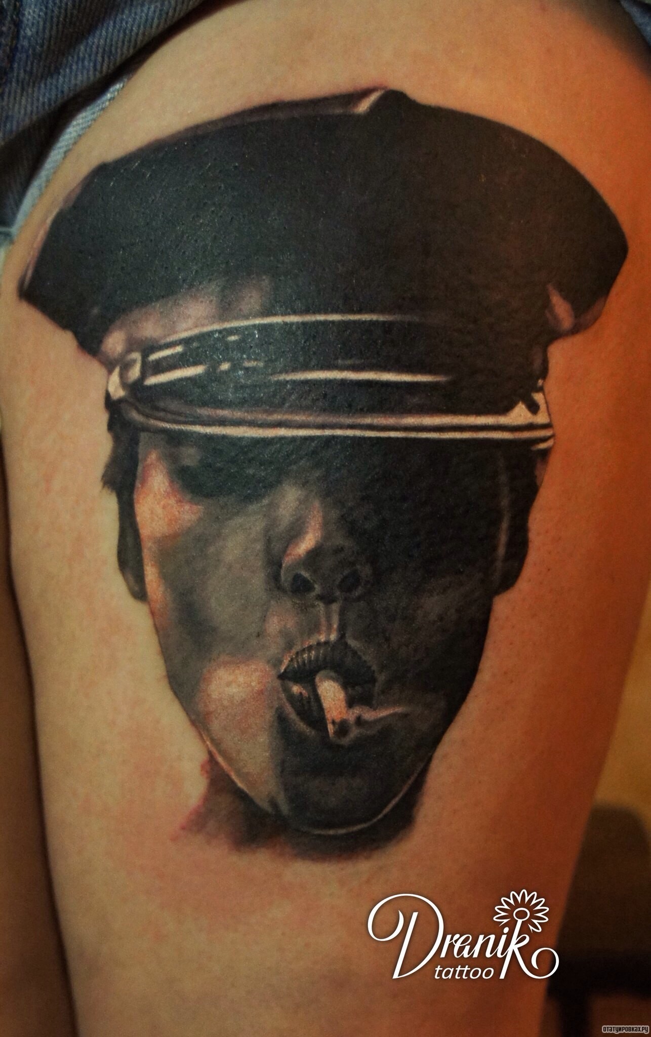 Фотография татуировки под названием «Девушка полицейский с сигаретой»