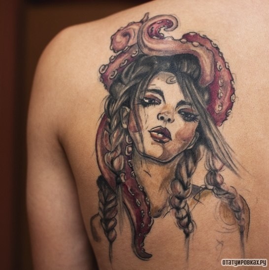 Фотография татуировки под названием «Девушка с щупальцами осьминога на голове»