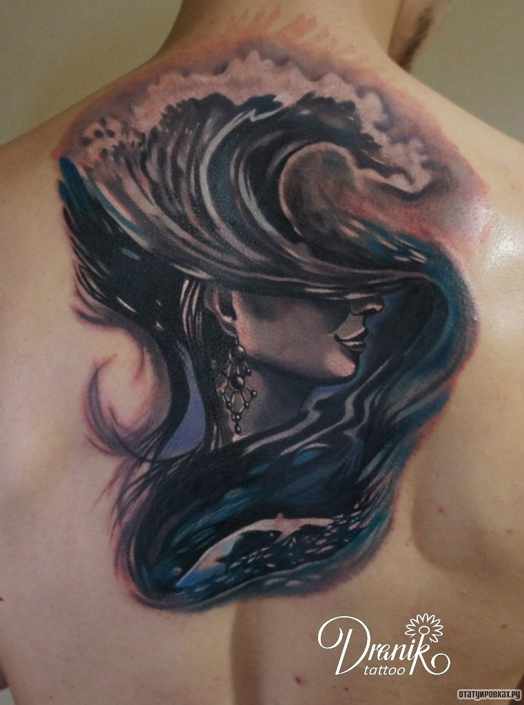Фотография татуировки под названием «Девушка с волной на голове»